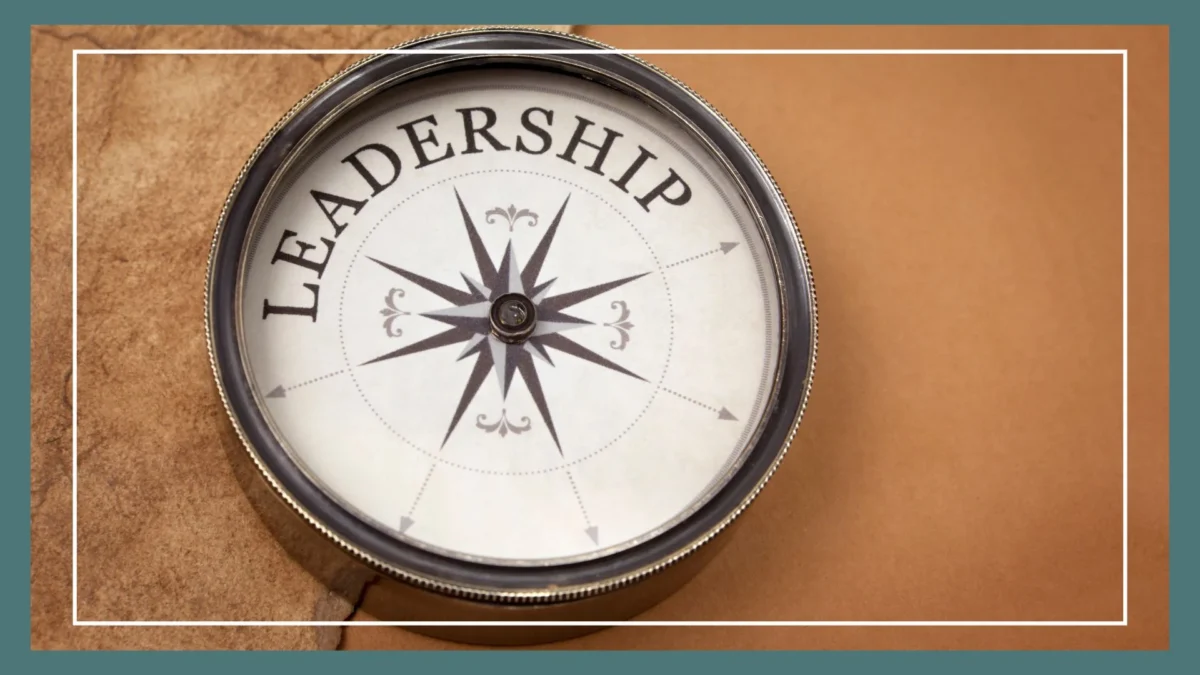 Kompass mit Leadership-Schriftzug als Symbol für Führung und Orientierung