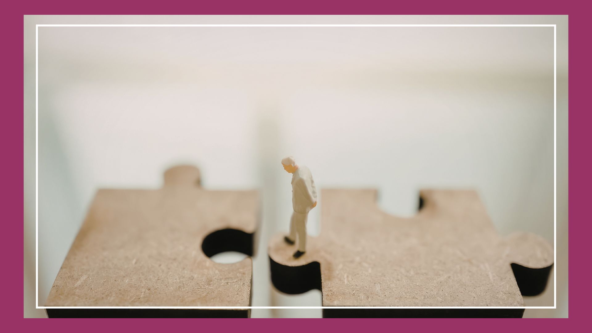 Figur steigt über die Lücke zwischen zwei Puzzleteilen als Sinnbild für den Mut von Führungskräften, ehrlich Feedback zu geben