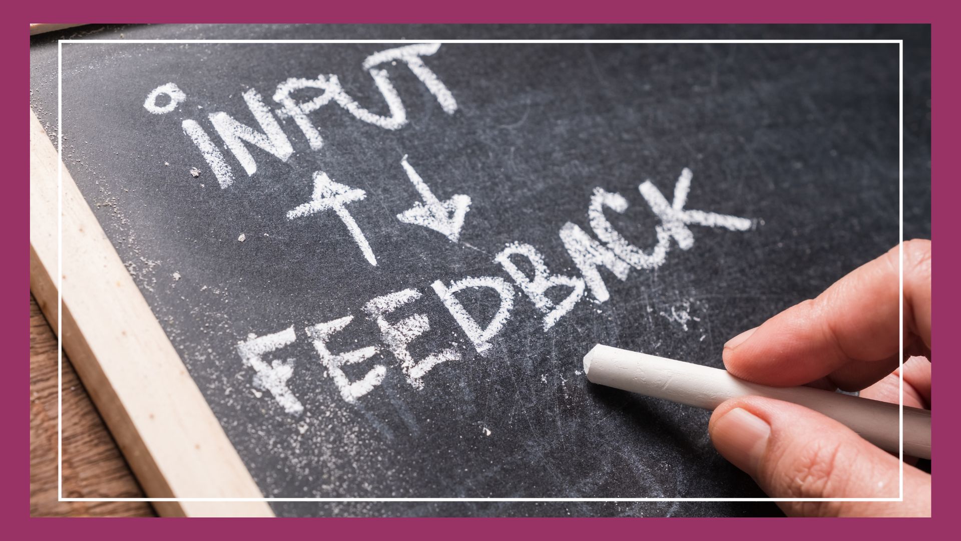 Kreidetafel mit Input und Feedback und Pfeilen in beide Richtungen als Sinnbild für eine Feedbackkultur im Team